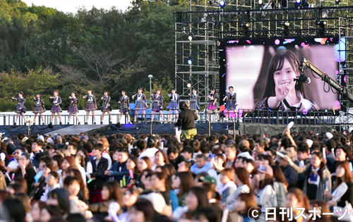 小指を立て「約束よ」を歌うNMB48山本彩らメンバー（撮影・清水貴仁）