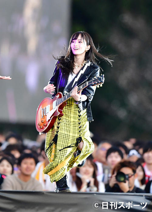 ギターを弾き「孤独ギター」を披露するNMB48山本彩（撮影・清水貴仁）