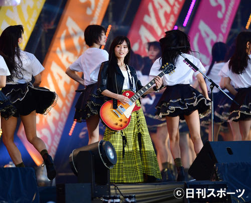 ギターを弾き「孤独ギター」を披露するNMB48山本彩（中央）（撮影・清水貴仁）