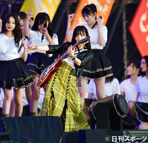 ギターを弾き「孤独ギター」を披露するNMB48山本彩（中央）（撮影・清水貴仁）