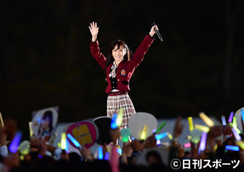 観客に笑顔で手を振りステージを移動するNMB48山本彩（撮影・清水貴仁）