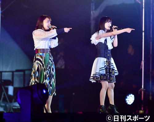 卒業コンサートに駆けつけた卒業生の山田菜々（左）と一緒に「太宰治を読んだか？」歌うNMB48山本彩（撮影・清水貴仁）