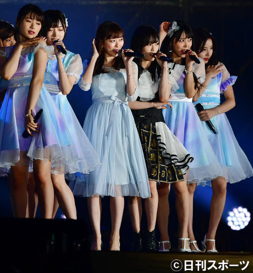 卒業コンサートに駆けつけた卒業生の渡辺美優紀（中央左）と一緒に「僕はいない」を歌うNMB48山本彩（同右）（撮影・清水貴仁）