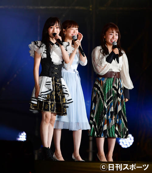 卒業コンサートに駆けつけた卒業生の山田菜々（右）、渡辺美優紀（中央）と一緒にステージに立つNMB48山本彩（撮影・清水貴仁）