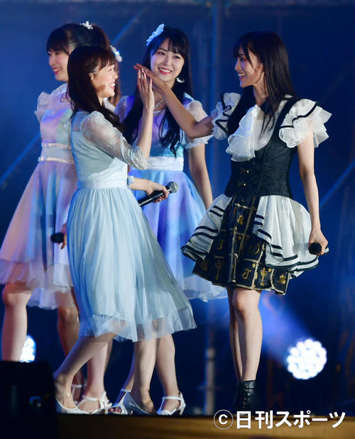 卒業コンサートに駆けつけた卒業生の渡辺美優紀（手前左）とタッチを交わすNMB48山本彩（同右）（撮影・清水貴仁）