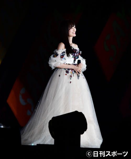 アンコールに登場し、ファンの前で別れのあいさつをするNMB48山本彩（撮影・清水貴仁）