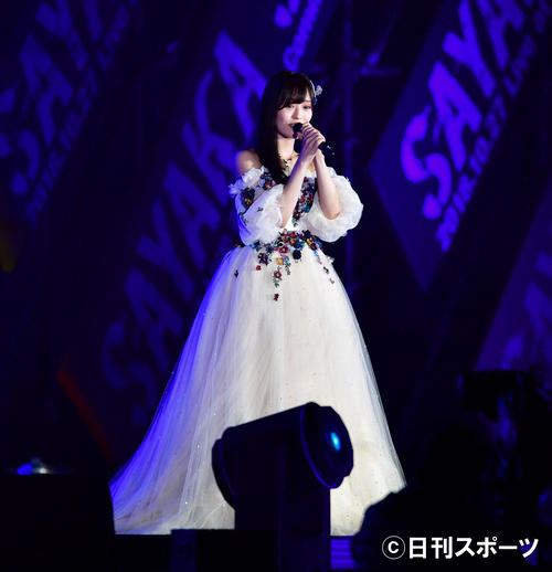 アンコールに登場し、ファンの前で別れのあいさつをするNMB48山本彩（撮影・清水貴仁）