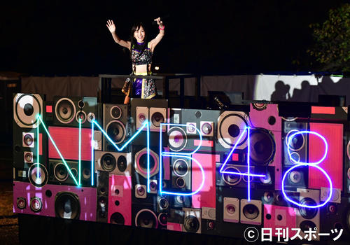 台車に乗り場内1周するNMB48山本彩（撮影・清水貴仁）