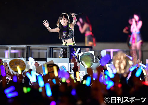 台車に乗り場内1周するNMB48山本彩（撮影・清水貴仁）