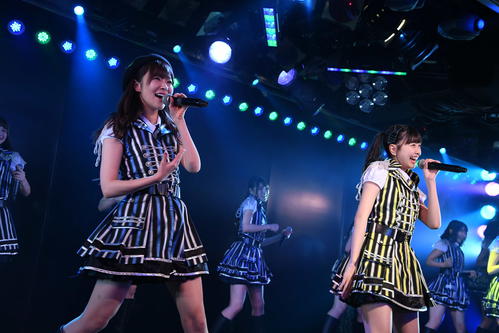 AKB48劇場でのラスト公演に出演したHKT48指原莉乃（左）。右は松岡はな（C）AKS