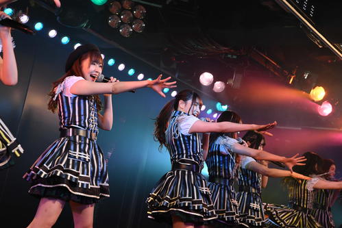AKB48劇場でのラスト公演に出演したHKT48指原莉乃（左端）（C）AKS