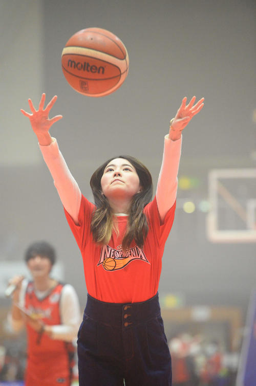 SKE48松井珠理奈は、B1リーグ三遠の今季ホーム最終戦でフリースローを体験