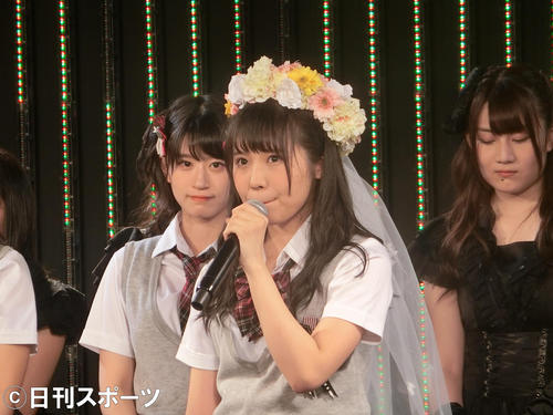 卒業セレモニーで感謝を伝えるNMB48の岩田桃夏