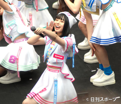 結成5周年記念コンサートで笑顔で踊るAKB48チーム8人見古都音（撮影・大友陽平）