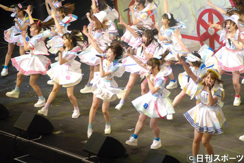 結成5周年記念コンサートを行った小栗有以（前列左から2人目）らAKB48チーム8メンバー（撮影・大友陽平）