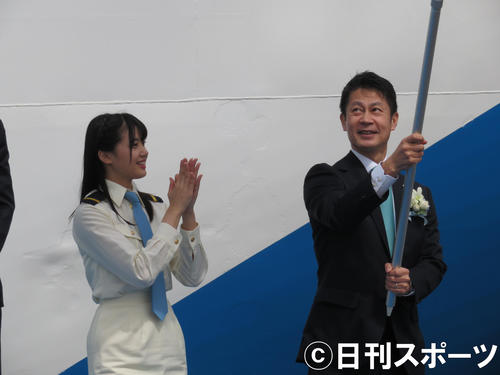 旗を振る湯崎英彦広島県知事（右）に拍手する瀧野由美子（撮影・横山慧）