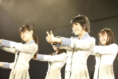 STU48の劇場公演初日を迎えたSTU48。手前右は岡田奈々（C）STU