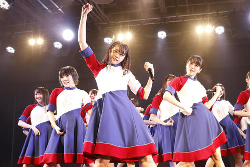 船上劇場で初日公演を迎えたSTU48。中央は瀧野由美子（C）STU