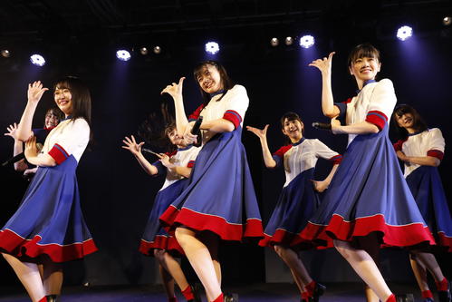 船上劇場で初日公演を迎えたSTU48。手前左から石田千穂、瀧野由美子、中村舞（C）STU