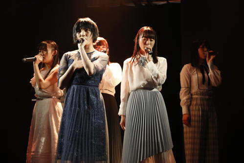 STU48の劇場公演初日を迎えたSTU48。手前左は岡田奈々（C）STU