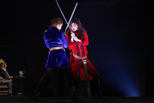 鬼気迫る表情で剣を交わす松井珠理奈（撮影：和田咲子）