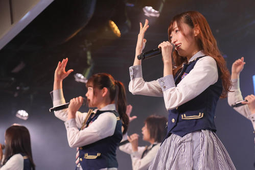 101日ぶりの劇場公演出演で笑顔を見せるNGT48山口真帆（右）（C）AKS