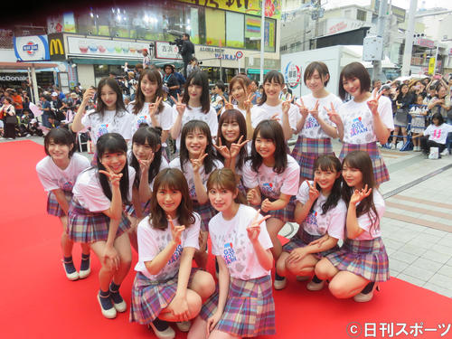 レッドカーペットに登場したNMB48のメンバーたち。最前列左が渋谷凪咲、吉田朱里