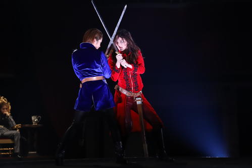 鬼気迫る表情で剣を交わす松井珠理奈（撮影：和田咲子）