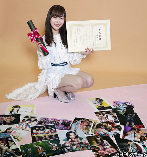 思い出の写真に囲まれ、卒業証書を手にする指原莉乃（撮影・丹羽敏通）