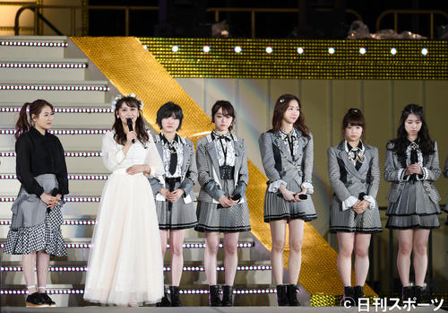 卒業セレモニーでファンにメッセージを伝えるAKB48の小嶋真子（左から2人目）（撮影・横山健太）