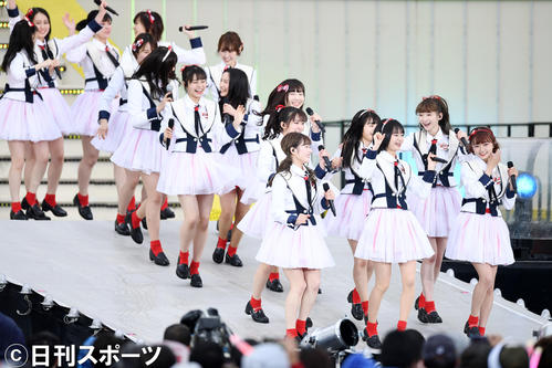 メインステージで熱唱するNGT48（撮影・横山健太）