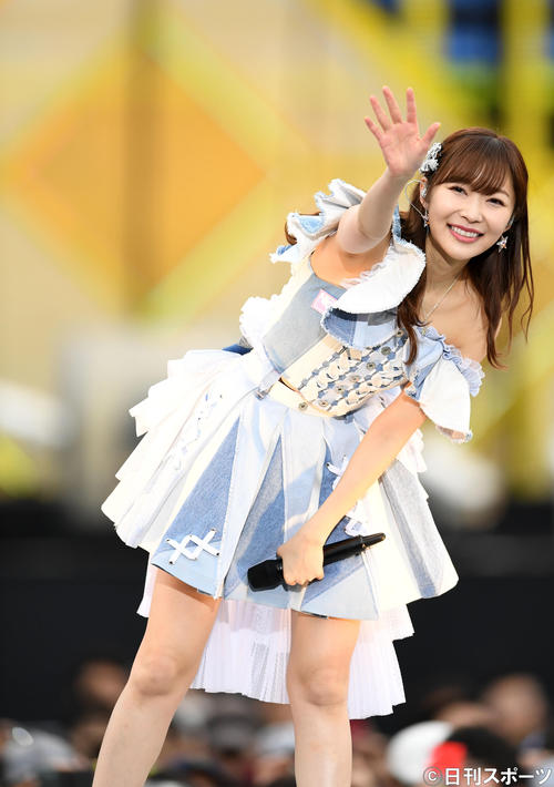 ファンに手を振るHKT48の指原莉乃（撮影・横山健太）