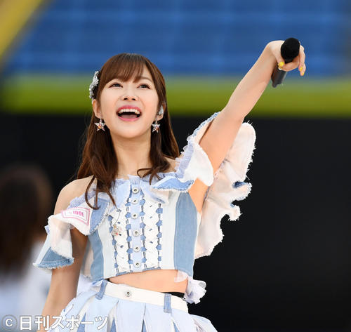 観客を盛り上げるHKT48の指原莉乃（撮影・横山健太）