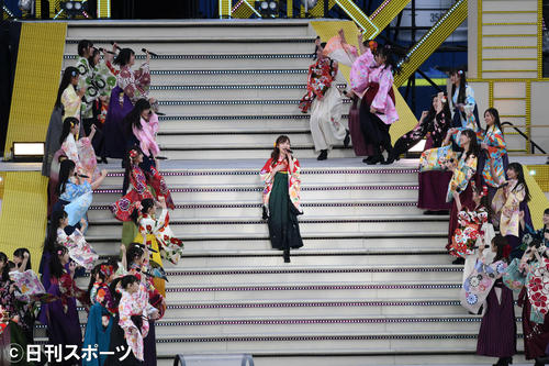 はかま姿で卒業コンサートで熱唱する指原莉乃（中央）（撮影・山崎安昭）