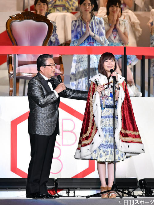 16年6月、第8回AKB48選抜総選挙で、2連覇の指原莉乃をたたえる徳光和夫アナウンサー