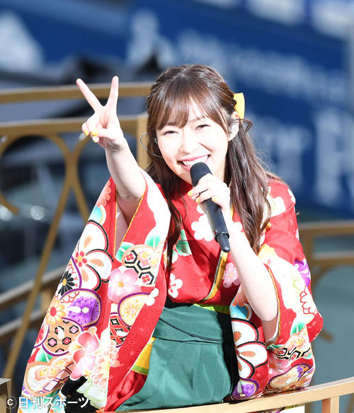 はかま姿で登場しピースサインをする指原莉乃（撮影・山崎安昭）