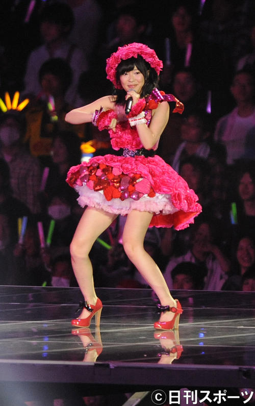 12年3月、「AKB48さいたまアリーナコンサート」で「それでも好きだよ」を歌う指原莉乃
