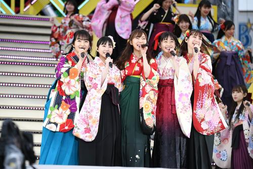 卒業コンサートのオープニングで袴姿で登場した指原莉乃（中央）。左から田島芽瑠、田中美久、1人おいて松岡はな、松岡菜摘（C）AKS