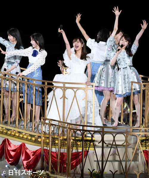 卒業コンサートのフィナーレで熱唱する指原莉乃（中央）（撮影・山崎安昭）