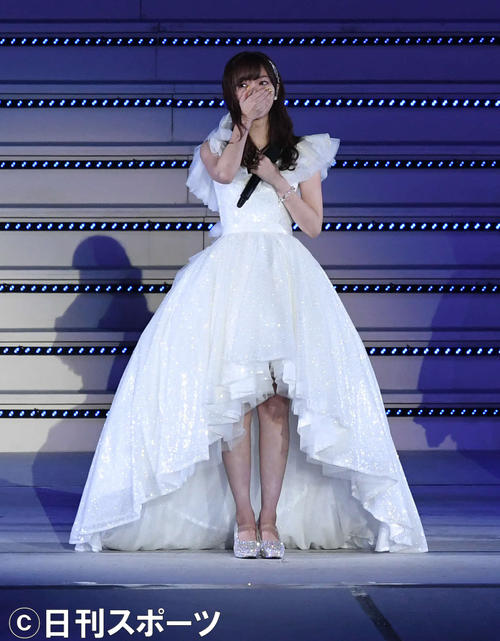 アンコールで、指原莉乃は涙で声を詰まらせる（撮影・山崎安昭）