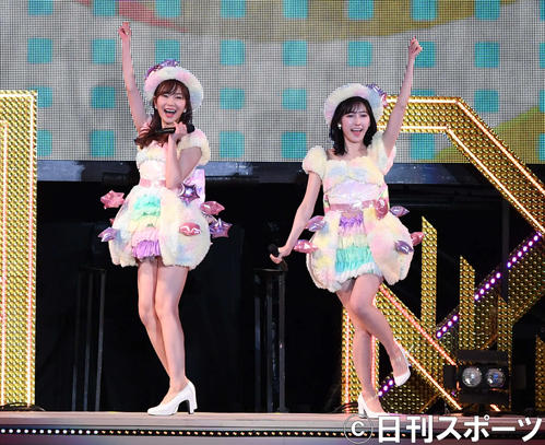 ポップな衣装で熱唱する指原莉乃（左）と渡辺麻友（撮影・山崎安昭）