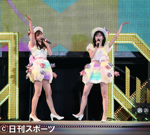卒業コンサートで熱唱する指原莉乃（左）と渡辺麻友（撮影・山崎安昭）
