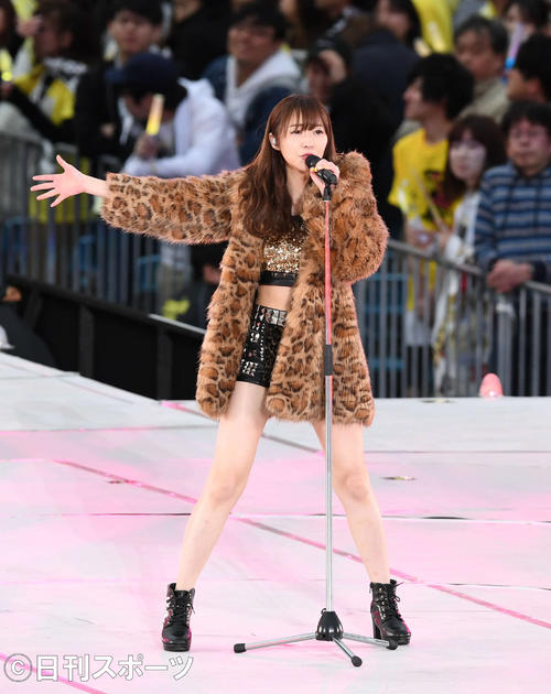卒業コンサートで熱唱する指原莉乃（撮影・山崎安昭）