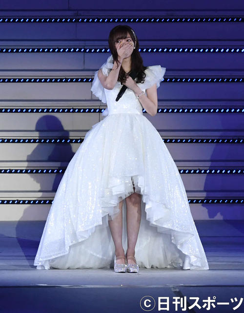 アンコールで、指原莉乃は涙で声を詰まらせる（撮影・山崎安昭）