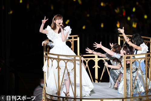 卒業コンサートのフィナーレで熱唱する指原莉乃（左）（撮影・山崎安昭）