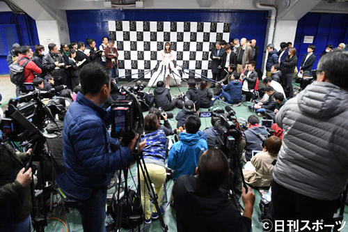 卒業コンサートを終えて囲み取材に応じる指原莉乃（右）（撮影・山崎安昭）