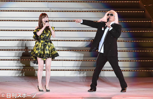 指原莉乃は、内田裕也さんに扮したダウンタウン松本人志とトークで盛り上げる（撮影・山崎安昭）