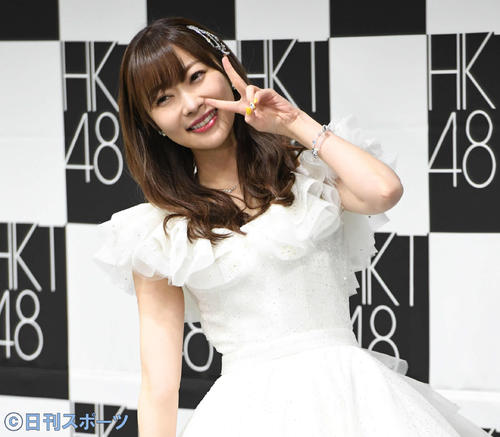 卒業コンサートを終えて囲み取材でポーズを決める指原莉乃（撮影・山崎安昭）