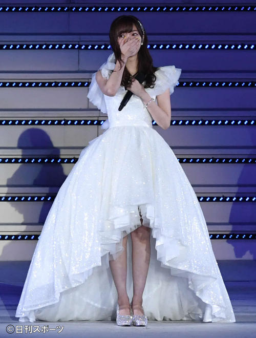 アンコールで、指原莉乃は涙で声を詰まらせる（撮影・山崎安昭）