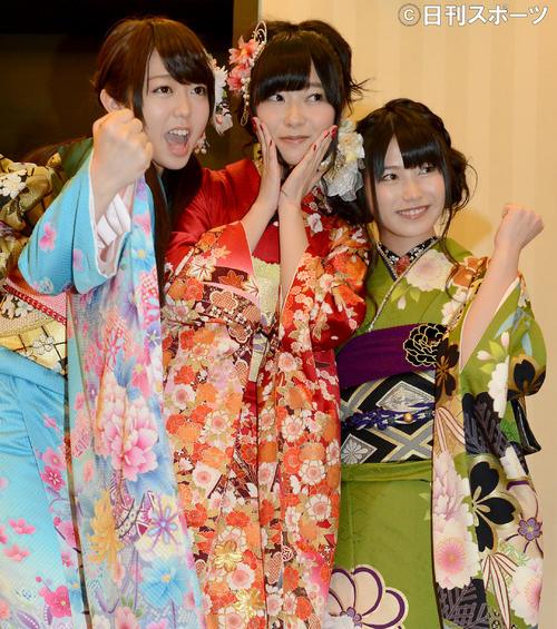 13年1月、成人式で峯岸みなみ（左）、横山由依（右）とポーズをとる指原莉乃